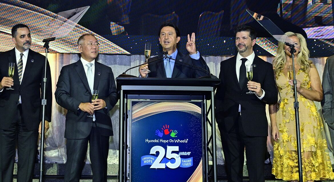 (First from left) Jaehoon Chang, President & CEO of Hyundai Motor Company; (fifth from left) Euisun Chung, Executive Chair, Hyundai Motor Group; (sixth from left) resident & COO of Hyundai Motor Company, and President & CEO of Hyundai Motor North America