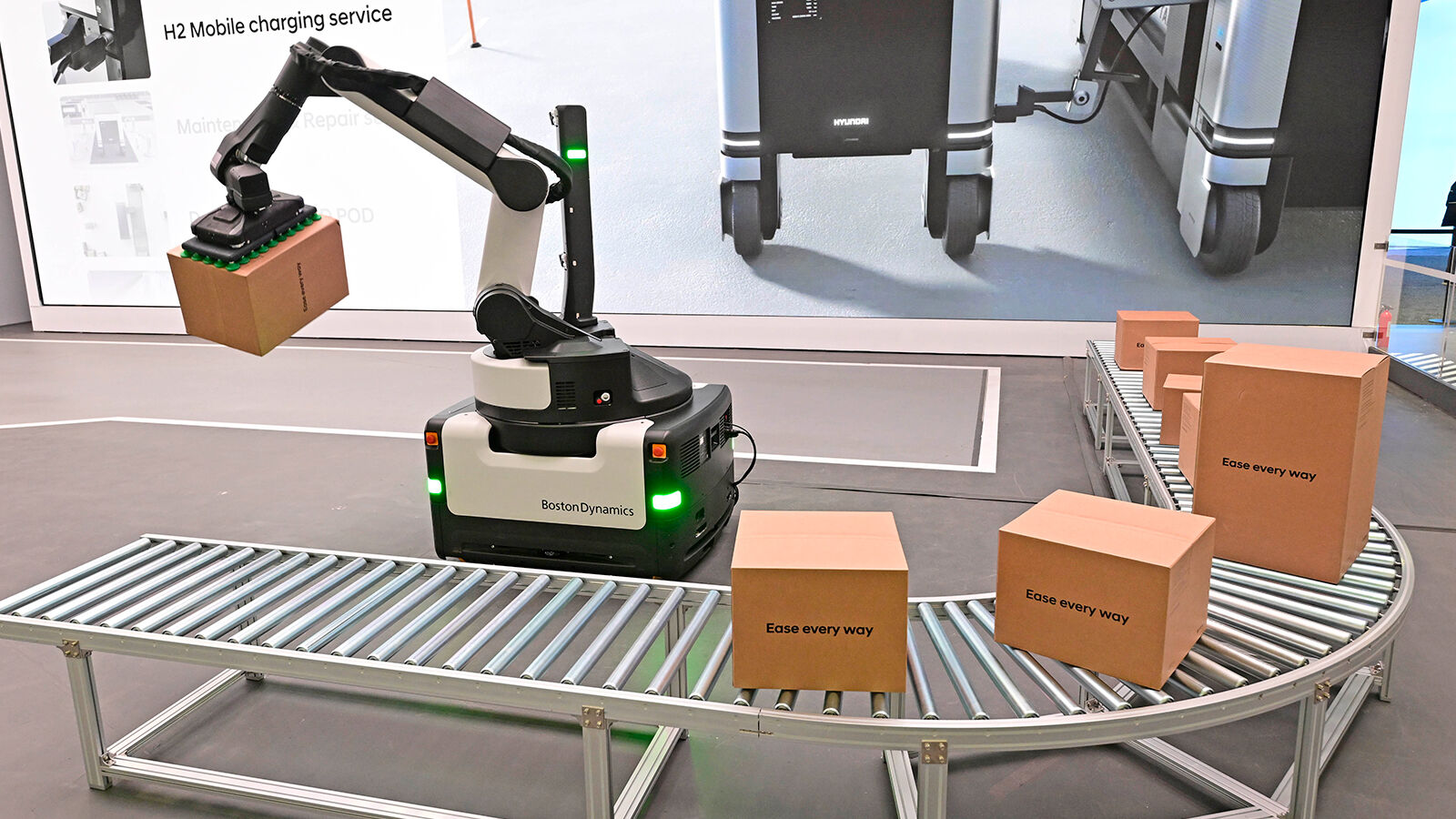 ‘Stretch’, developed by Boston Dynamics, is an autonomous robot for more efficient and safer logistics operations, mainly helping to empty loaded trailers and shipping containers in warehouses.