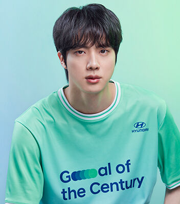 초록색 Team Century 유니폼을 입고 있는 방탄소년단 멤버 진.