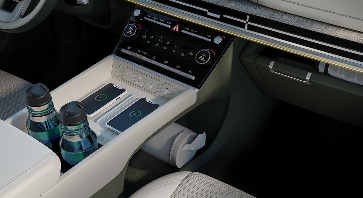 The all-new SANTA FE’s interior is exemplified by a variety of high-tech features, including a Panoramic Curved Display and dual wireless charging